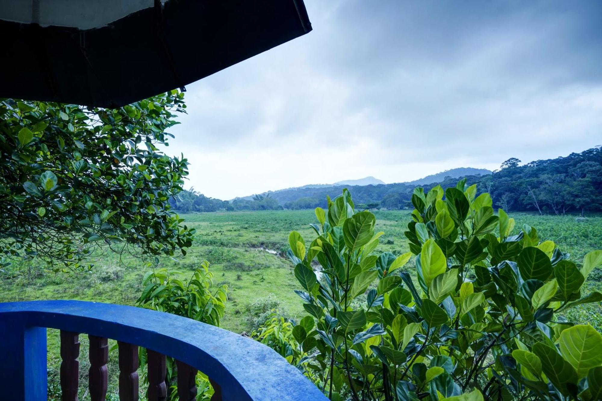 Oyo Flagship Meadow View Inn Thekkady Exterior photo