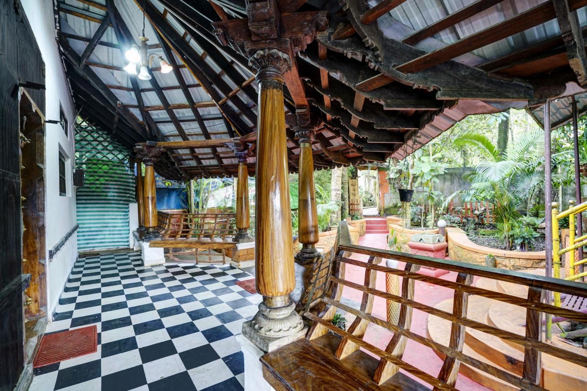 Oyo Flagship Meadow View Inn Thekkady Exterior photo