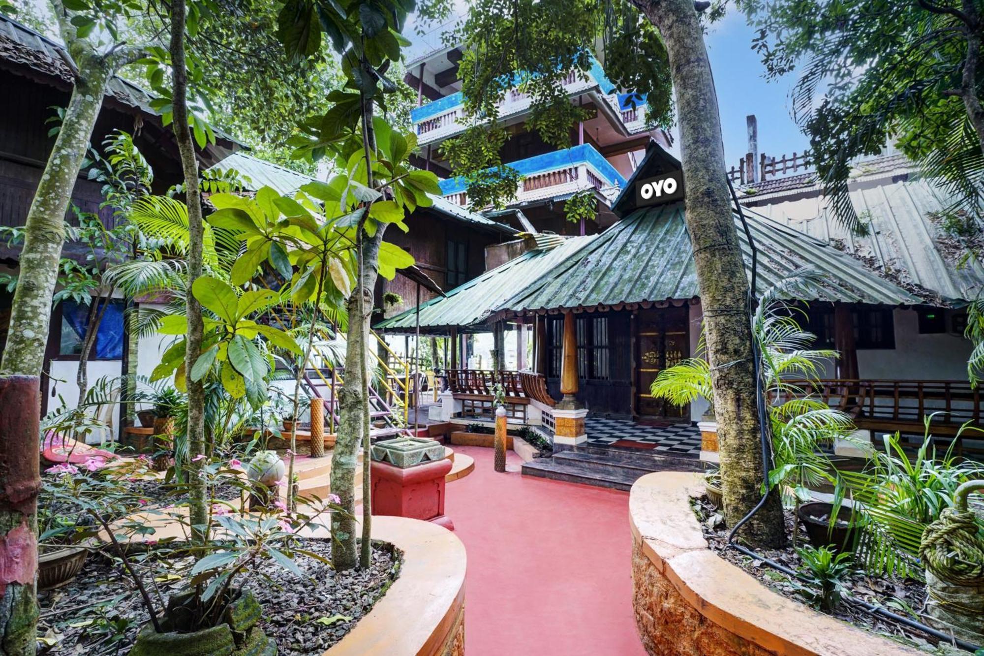 Oyo Flagship Meadow View Inn Thekkady Exterior photo